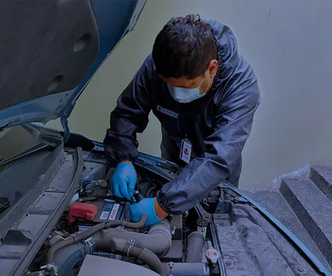 Manipulando batería al vehículo